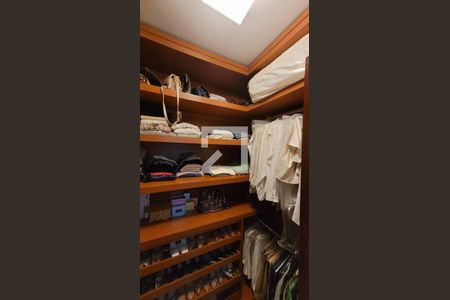 Casa de condomínio à venda com 2234m², 5 quartos e 4 vagasCloset