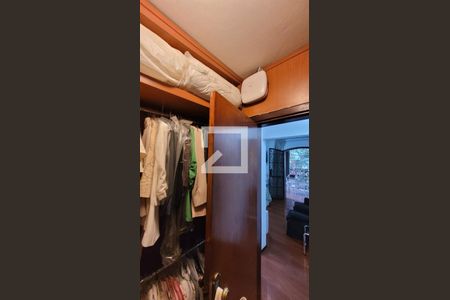 Casa de condomínio à venda com 2234m², 5 quartos e 4 vagasCloset