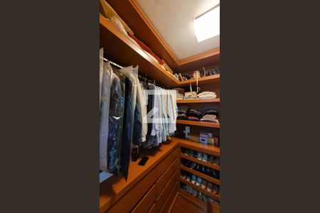 Casa de condomínio à venda com 2234m², 5 quartos e 4 vagasCloset