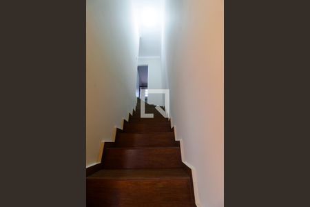Escada para os Quartos de casa de condomínio para alugar com 2 quartos, 70m² em Recanto Arco Verde, Cotia
