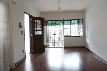 Casa à venda com 200m², 3 quartos e 2 vagasSala