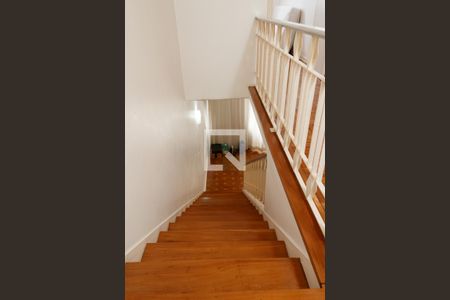 Casa à venda com 212m², 4 quartos e 5 vagasEscada de Acesso aos Quartos