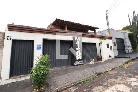 Casa para alugar com 259m², 4 quartos e 3 vagasFachada