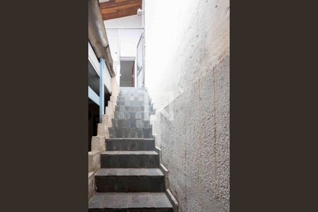 Casa à venda com 200m², 2 quartos e 2 vagasEscada