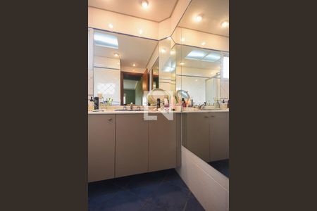 Apartamento à venda com 238m², 3 quartos e 3 vagasBanheiro Suíte