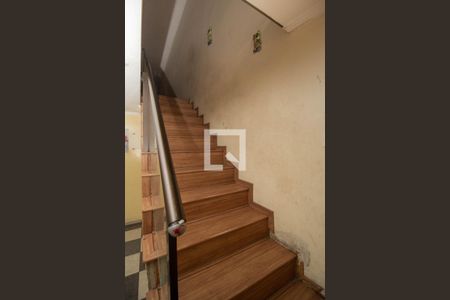 Escada de casa para alugar com 4 quartos, 256m² em Jardim Vista Linda, São Paulo