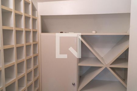 Casa à venda com 1000m², 4 quartos e 8 vagas Casa à venda com 1000m², 4 quartos e 8 vagasAdega