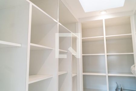 Casa à venda com 1000m², 4 quartos e 8 vagas Casa à venda com 1000m², 4 quartos e 8 vagasArmario Corredor