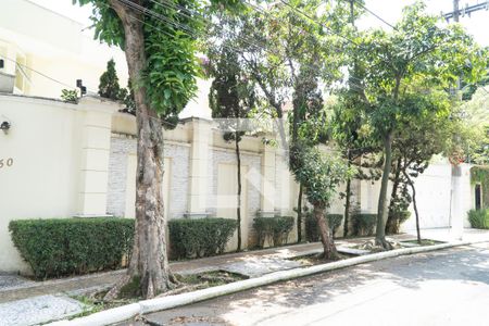 Casa à venda com 1000m², 4 quartos e 8 vagas Casa à venda com 1000m², 4 quartos e 8 vagasFachada do muro