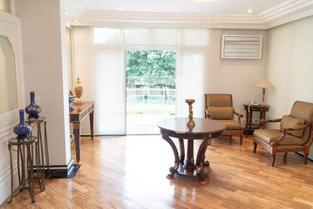 Casa à venda com 1000m², 4 quartos e 8 vagas Casa à venda com 1000m², 4 quartos e 8 vagasHall 2