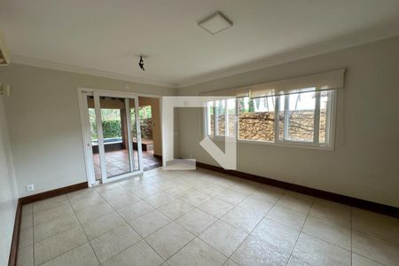 Casa de condomínio para alugar com 615m², 6 quartos e 2 vagas Casa de condomínio para alugar com 615m², 6 quartos e 2 vagasSala de TV