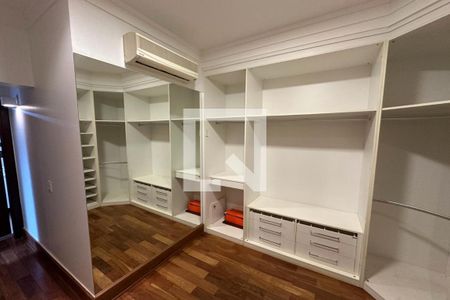 Casa de condomínio para alugar com 615m², 6 quartos e 2 vagas Casa de condomínio para alugar com 615m², 6 quartos e 2 vagasCloset da Suíte Master