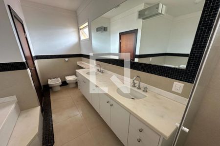 Casa de condomínio para alugar com 615m², 6 quartos e 2 vagas Casa de condomínio para alugar com 615m², 6 quartos e 2 vagasBanheiro da Suíte Master