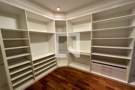 Casa de condomínio para alugar com 615m², 6 quartos e 2 vagas Casa de condomínio para alugar com 615m², 6 quartos e 2 vagasCloset da Suíte Master