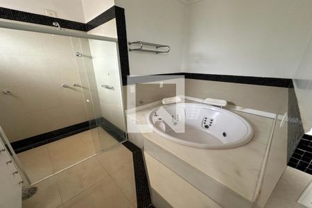 Casa de condomínio para alugar com 615m², 6 quartos e 2 vagas Casa de condomínio para alugar com 615m², 6 quartos e 2 vagasBanheiro da Suíte Master