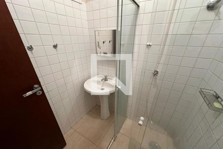 Casa de condomínio para alugar com 615m², 6 quartos e 2 vagas Casa de condomínio para alugar com 615m², 6 quartos e 2 vagasBanheiro da Suíte de Serviços