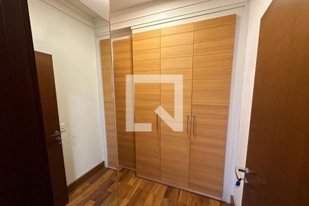 Casa de condomínio para alugar com 615m², 6 quartos e 2 vagas Casa de condomínio para alugar com 615m², 6 quartos e 2 vagasCloset da Quarta Suíte