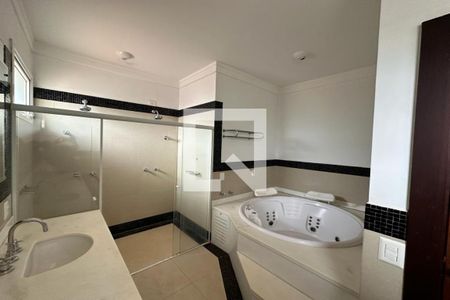 Casa de condomínio para alugar com 615m², 6 quartos e 2 vagas Casa de condomínio para alugar com 615m², 6 quartos e 2 vagasBanheiro da Suíte Master
