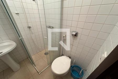 Casa de condomínio para alugar com 615m², 6 quartos e 2 vagas Casa de condomínio para alugar com 615m², 6 quartos e 2 vagasBanheiro da Suíte de Serviços