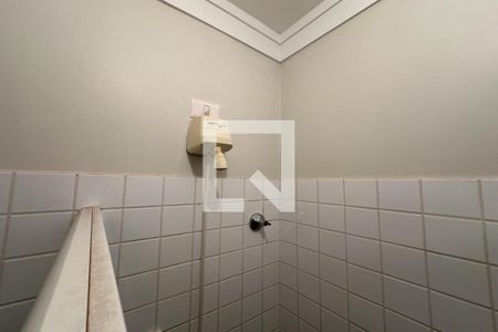 Casa de condomínio para alugar com 615m², 6 quartos e 2 vagasBanheiro da Suíte de Serviços