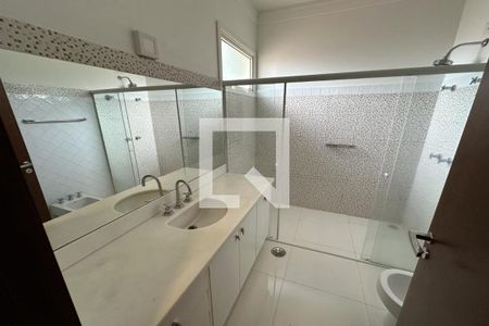 Casa de condomínio para alugar com 615m², 6 quartos e 2 vagas Casa de condomínio para alugar com 615m², 6 quartos e 2 vagasBanheiro da Terceira Suíte