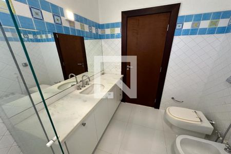 Casa de condomínio para alugar com 615m², 6 quartos e 2 vagasBanheiro da Quarta Suíte