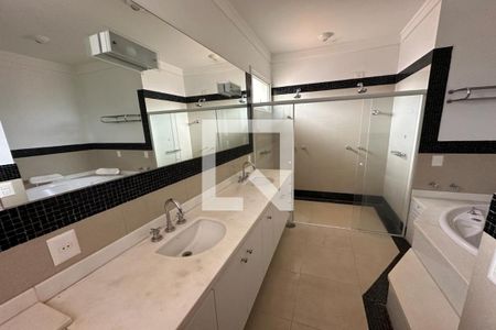 Casa de condomínio para alugar com 615m², 6 quartos e 2 vagas Casa de condomínio para alugar com 615m², 6 quartos e 2 vagasBanheiro da Suíte Master