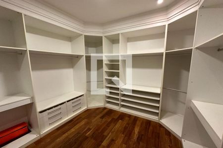 Casa de condomínio para alugar com 615m², 6 quartos e 2 vagas Casa de condomínio para alugar com 615m², 6 quartos e 2 vagasCloset da Suíte Master