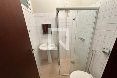 Casa de condomínio para alugar com 615m², 6 quartos e 2 vagas Casa de condomínio para alugar com 615m², 6 quartos e 2 vagasBanheiro da Suíte de Serviços