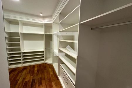 Casa de condomínio para alugar com 615m², 6 quartos e 2 vagas Casa de condomínio para alugar com 615m², 6 quartos e 2 vagasCloset da Suíte Master
