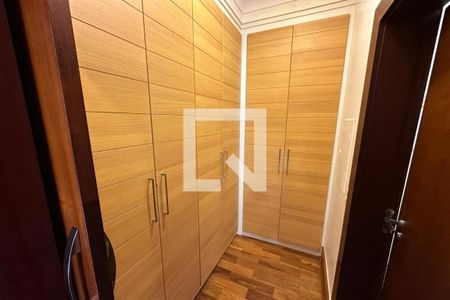 Casa de condomínio para alugar com 615m², 6 quartos e 2 vagas Casa de condomínio para alugar com 615m², 6 quartos e 2 vagasCloset da Quinta Suíte