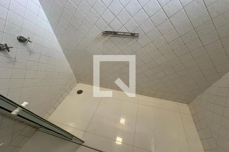 Casa de condomínio para alugar com 615m², 6 quartos e 2 vagasBanheiro da Quarta Suíte