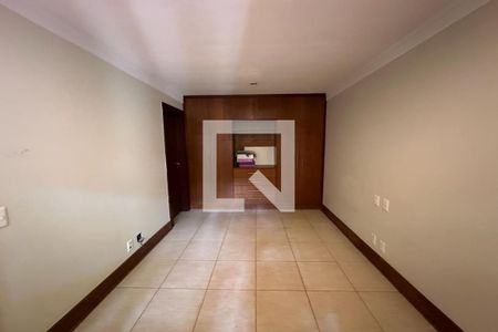 Casa de condomínio para alugar com 615m², 6 quartos e 2 vagas Casa de condomínio para alugar com 615m², 6 quartos e 2 vagasSuíte de Serviços