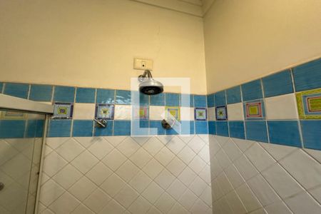 Casa de condomínio para alugar com 615m², 6 quartos e 2 vagasBanheiro da Quarta Suíte