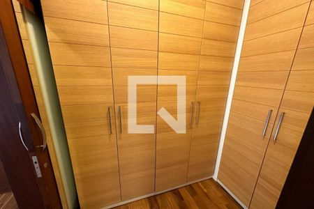 Casa de condomínio para alugar com 615m², 6 quartos e 2 vagas Casa de condomínio para alugar com 615m², 6 quartos e 2 vagasCloset da Quinta Suíte