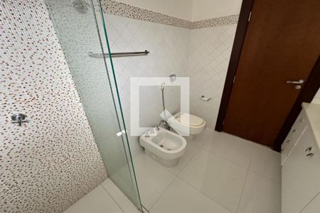 Casa de condomínio para alugar com 615m², 6 quartos e 2 vagasBanheiro da Terceira Suíte