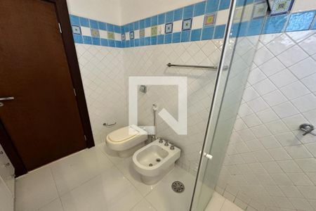 Casa de condomínio para alugar com 615m², 6 quartos e 2 vagas Casa de condomínio para alugar com 615m², 6 quartos e 2 vagasBanheiro da Quarta Suíte