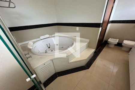 Casa de condomínio para alugar com 615m², 6 quartos e 2 vagasBanheiro da Suíte Master