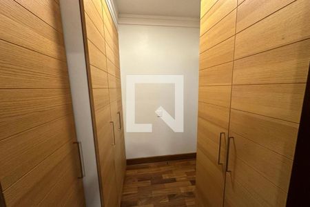 Casa de condomínio para alugar com 615m², 6 quartos e 2 vagas Casa de condomínio para alugar com 615m², 6 quartos e 2 vagasCloset da Quarta Suíte