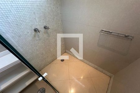 Casa de condomínio para alugar com 615m², 6 quartos e 2 vagasBanheiro Suíte Piso Inferior