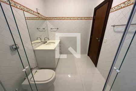 Casa de condomínio para alugar com 615m², 6 quartos e 2 vagas Casa de condomínio para alugar com 615m², 6 quartos e 2 vagasBanheiro da Quinta Suíte