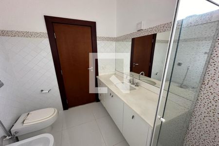 Casa de condomínio para alugar com 615m², 6 quartos e 2 vagasBanheiro da Terceira Suíte