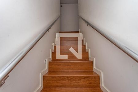 Casa para alugar com 220m², 4 quartos e 2 vagasEscada 