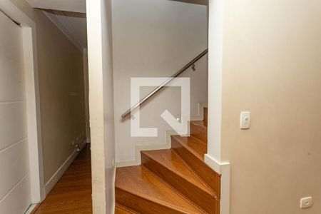 Casa para alugar com 220m², 4 quartos e 2 vagasEscada 