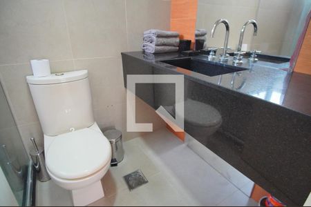 Banheiro de apartamento à venda com 1 quarto, 51m² em Três Figueiras, Porto Alegre