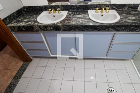 Casa para alugar com 336m², 4 quartos e 3 vagas Casa para alugar com 336m², 4 quartos e 3 vagasBanheiro da Suíte 2