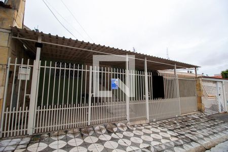 Casa para alugar com 336m², 4 quartos e 3 vagas Casa para alugar com 336m², 4 quartos e 3 vagasFachada