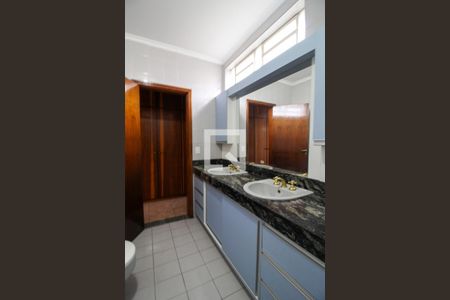 Casa para alugar com 336m², 4 quartos e 3 vagas Casa para alugar com 336m², 4 quartos e 3 vagasBanheiro da Suíte 2