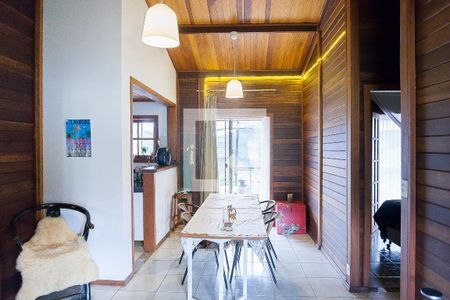 sala de casa de condomínio para alugar com 2 quartos, 140m² em Balneário Água Limpa, Nova Lima
