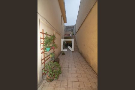 Casa à venda com 180m², 3 quartos e 4 vagasCorredor lateral / acesso ao piso superior externo